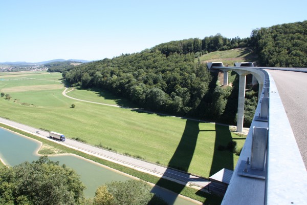 Vue du portail du creugenat terminé sur l'autoroute A16