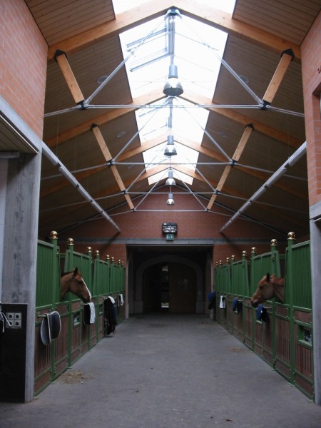 Vue de l'intérieur du centre équestre de Chevenez  et des structures