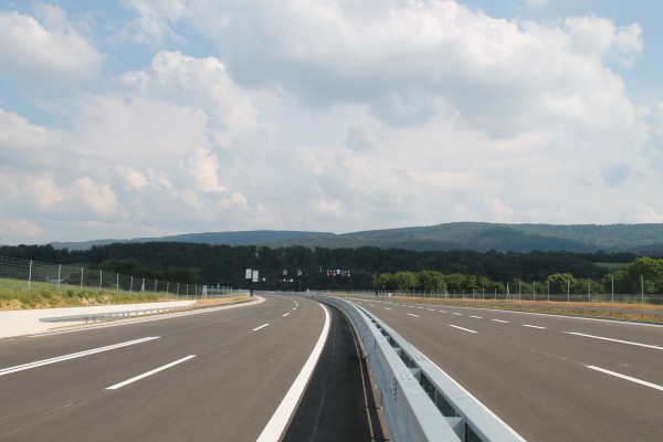 autoroute A16 tronçon du tunnel de Bure et viaduc du Creugenat image des deux routes
